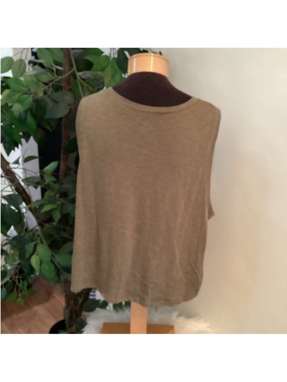 SO cropped twist front muscle style tank top Woman’s size 2X olive - Picture 5 of 11